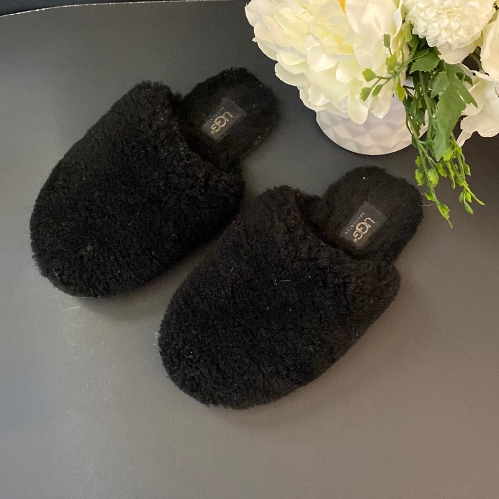 Ugg Size 6 Black Slippers